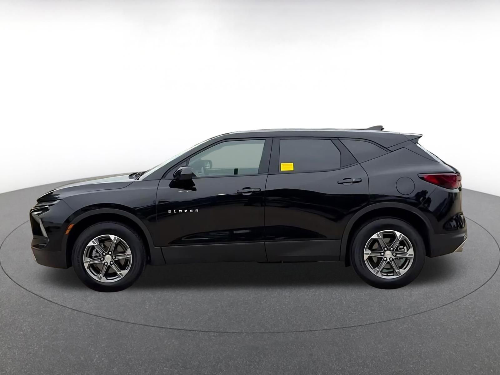 Used 2025 Chevrolet Blazer LT FWD image 9