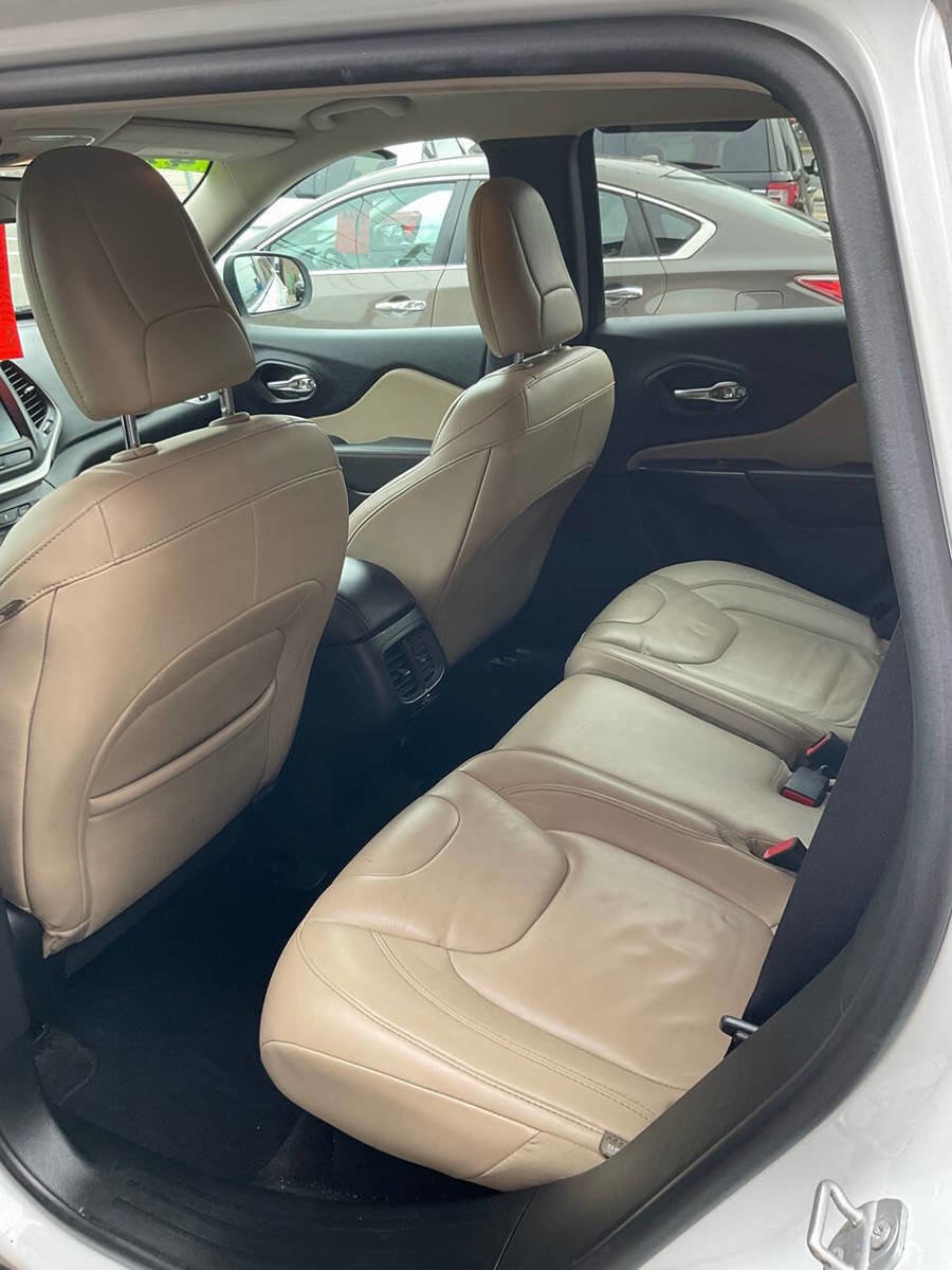 Used 2017 Jeep Cherokee Limited image 6