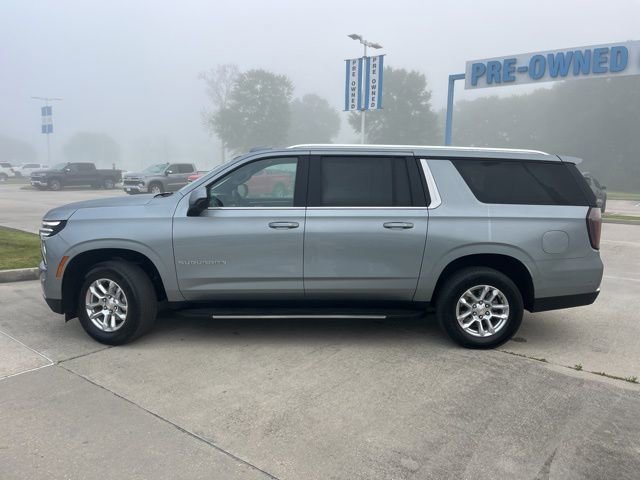 Used 2025 Chevrolet Suburban LT image 3