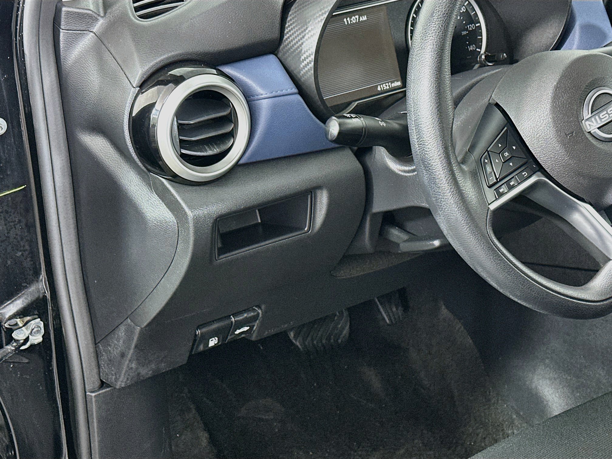 Used 2025 Nissan Versa SV FWD image 17