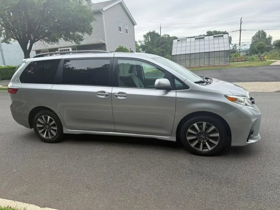 Used 2018 Toyota Sienna LE image 10