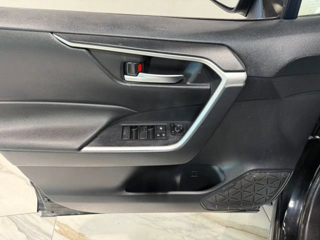Used 2019 Toyota RAV4 XLE w/ Convenience Package FWD image 12