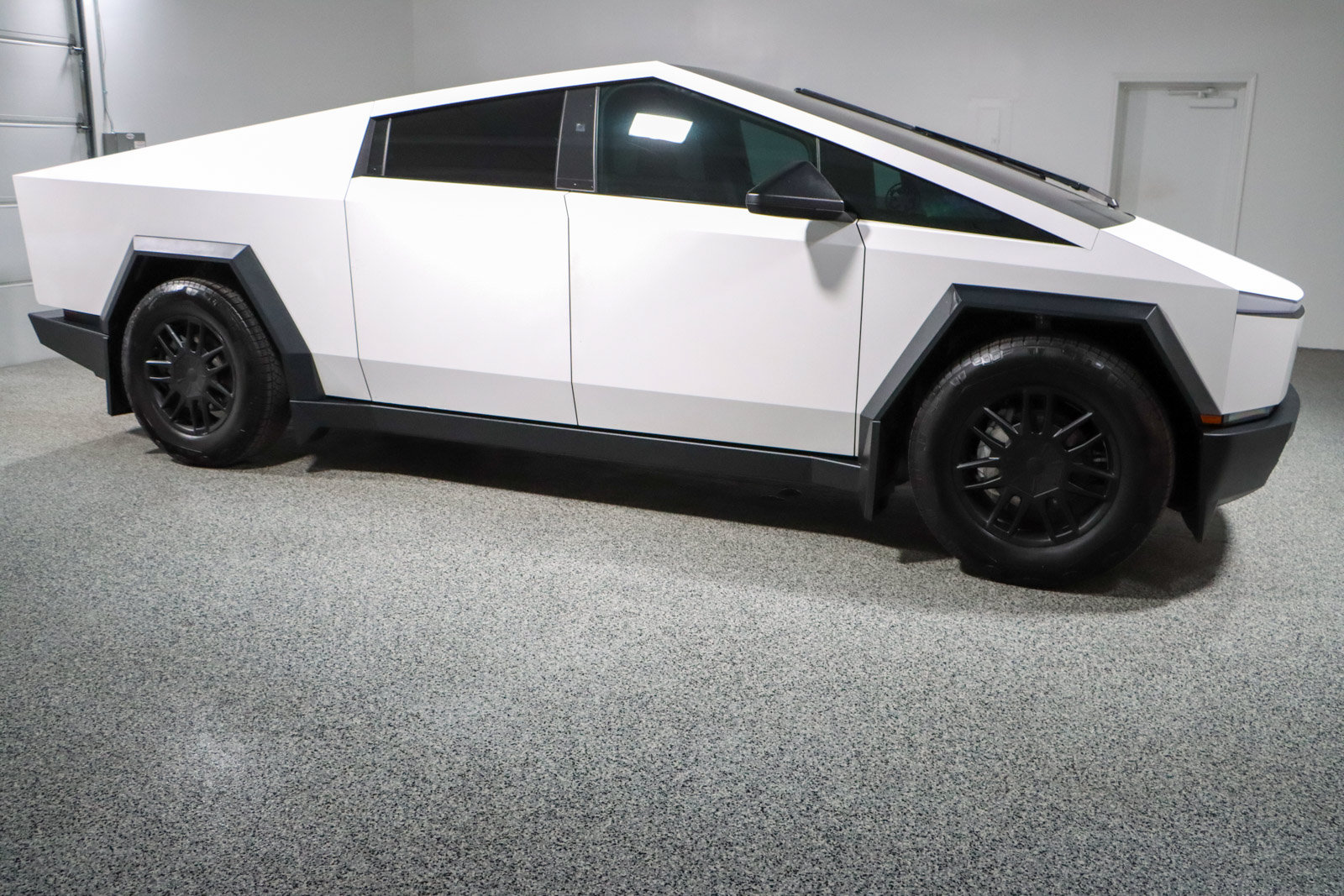 Used 2024 Tesla Cybertruck AWD Crew Cab image 6