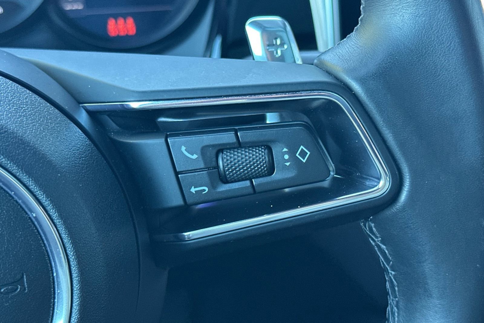 Used 2024 Porsche Macan image 31