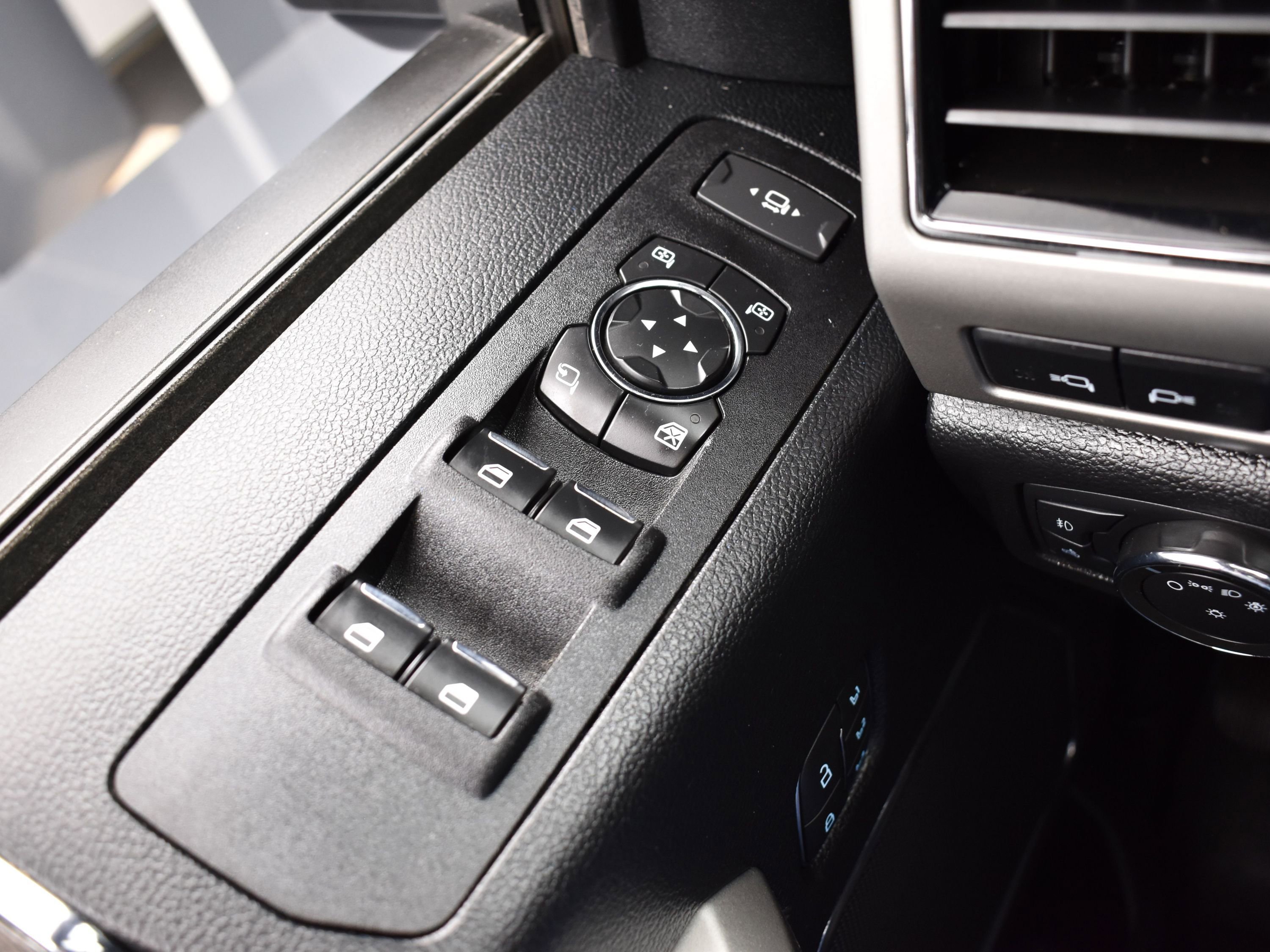 Used 2021 Ford F350 Lariat image 24