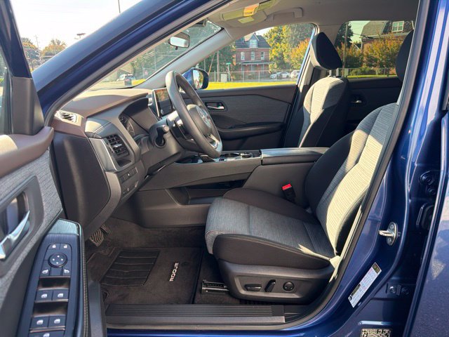 Used 2023 Nissan Rogue SV AWD/4WD image 13
