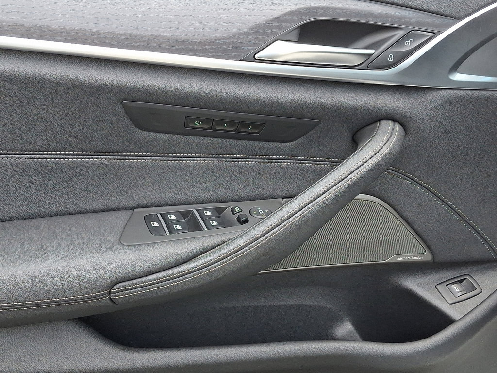 Used 2023 BMW 540i xDrive w/ Premium Package image 22