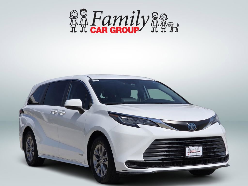Used 2021 Toyota Sienna LE image 2