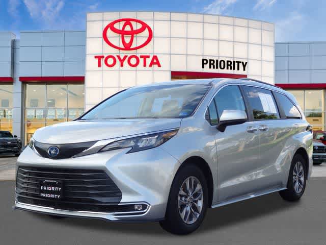 Used 2024 Toyota Sienna XLE FWD image 1