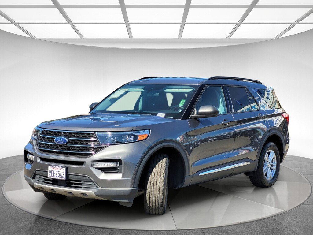 Used 2023 Ford Explorer XLT w/ Equipment Group 202A image 8
