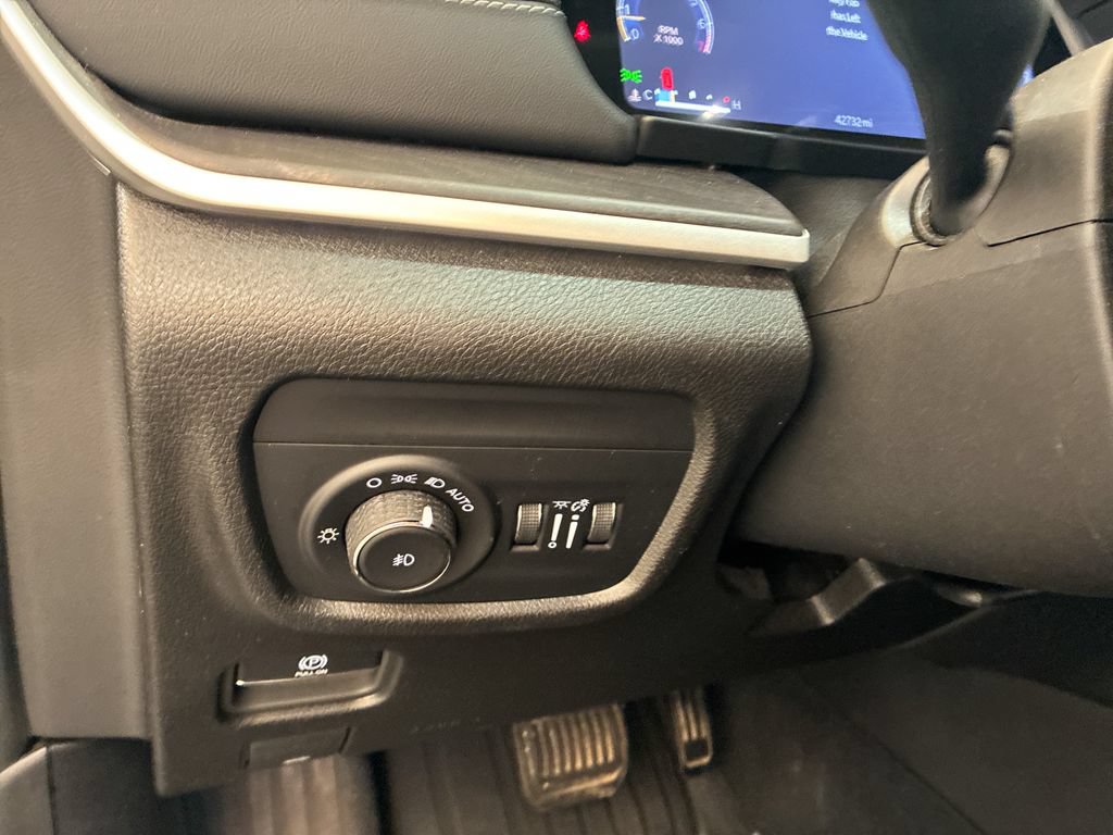 Used 2023 Jeep Grand Cherokee L Limited AWD/4WD image 27