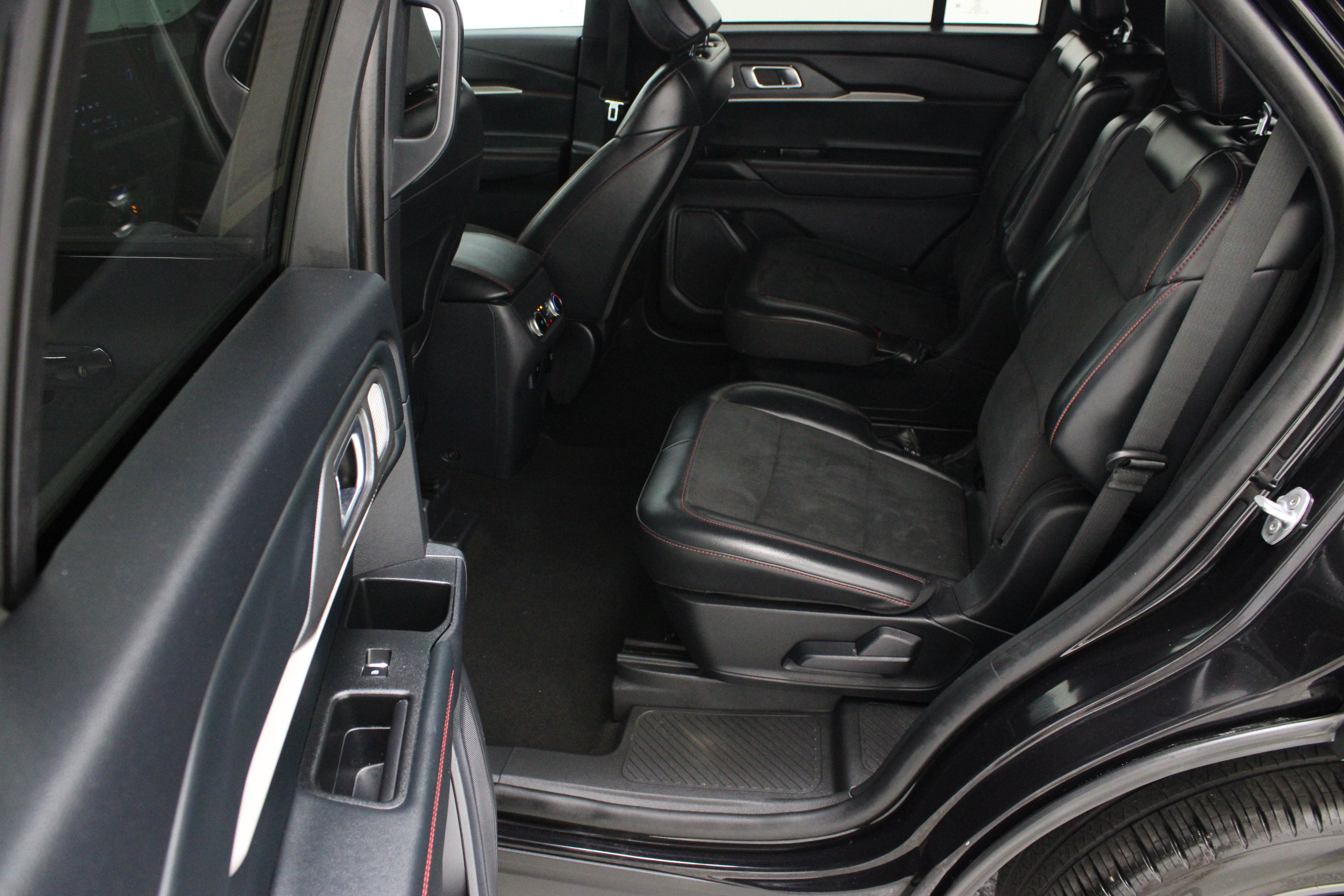 Used 2025 Ford Explorer ST w/ Sun And Sound Package AWD/4WD image 29