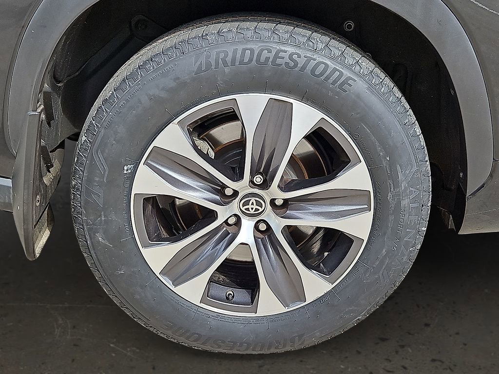 Used 2023 Toyota Highlander XLE image 8