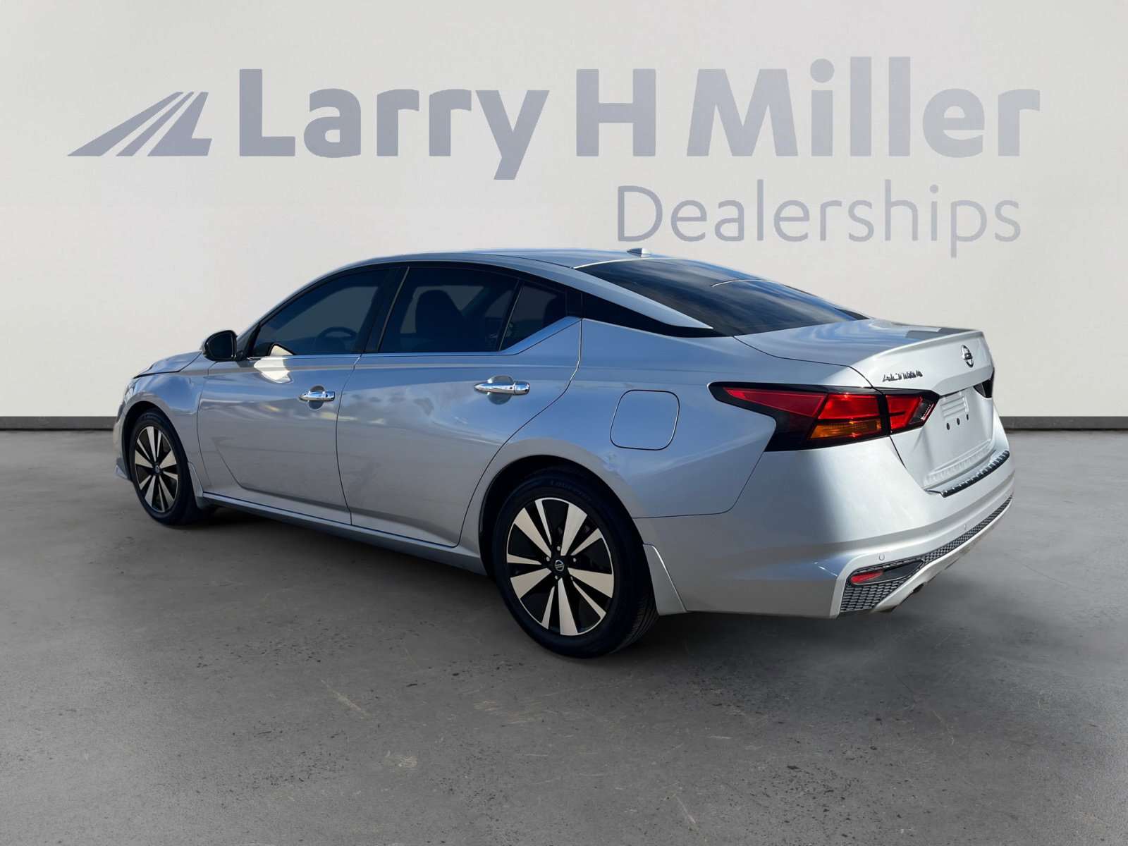 Used 2021 Nissan Altima 2.5 SV w/ SV Premium Package image 3