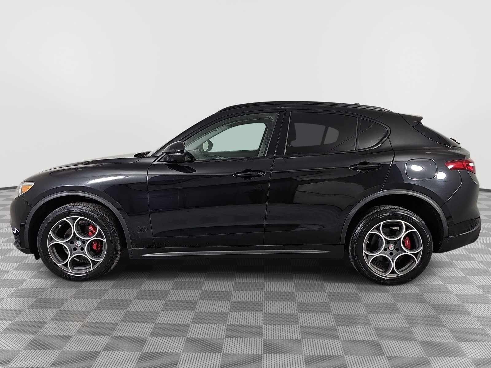 Used 2018 Alfa Romeo Stelvio Sport w/ Quick Order Package 22J Sport AWD/4WD image 5