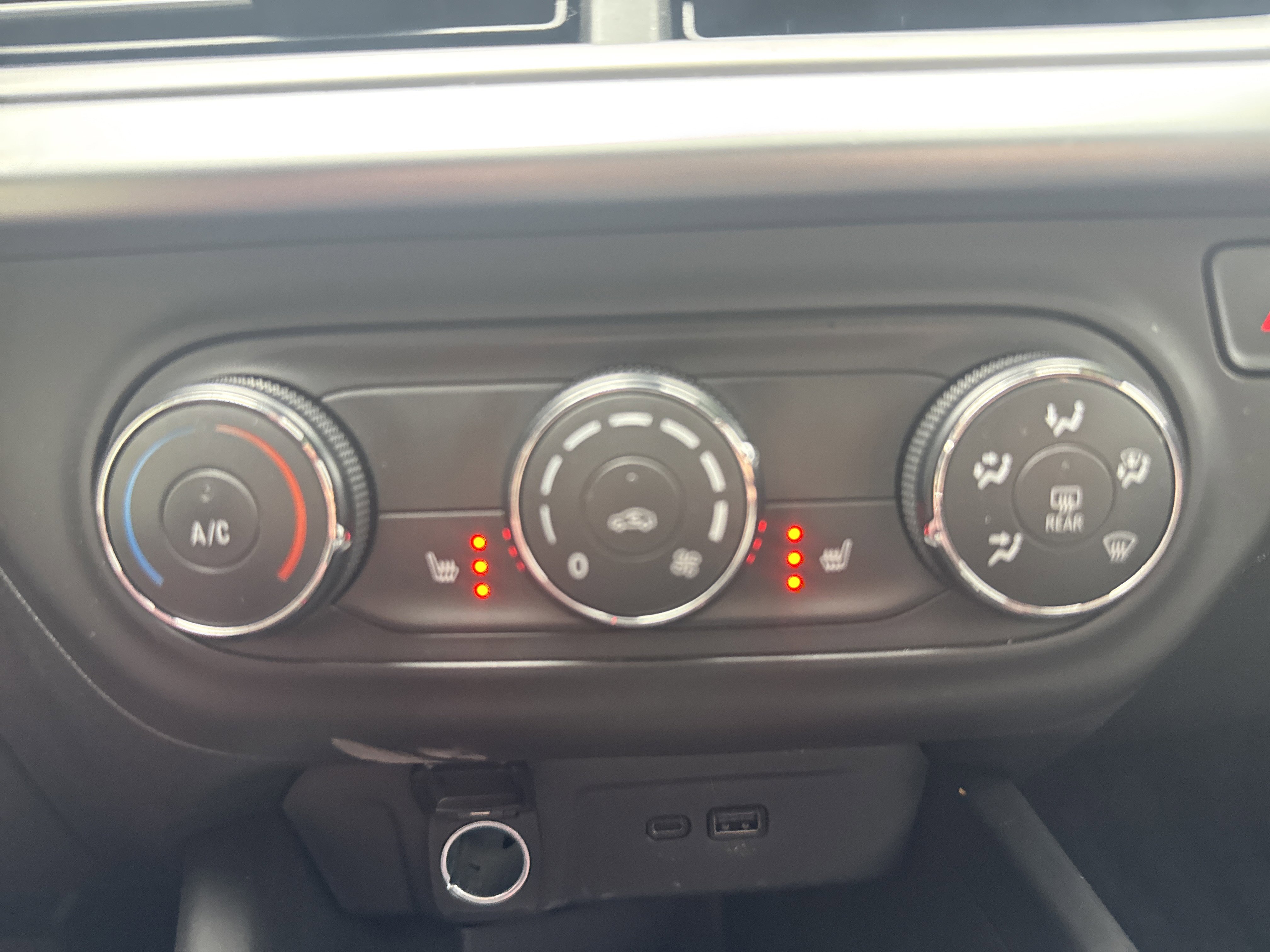 Used 2025 Chevrolet Trax RS w/ Driver Confidence Package FWD image 27