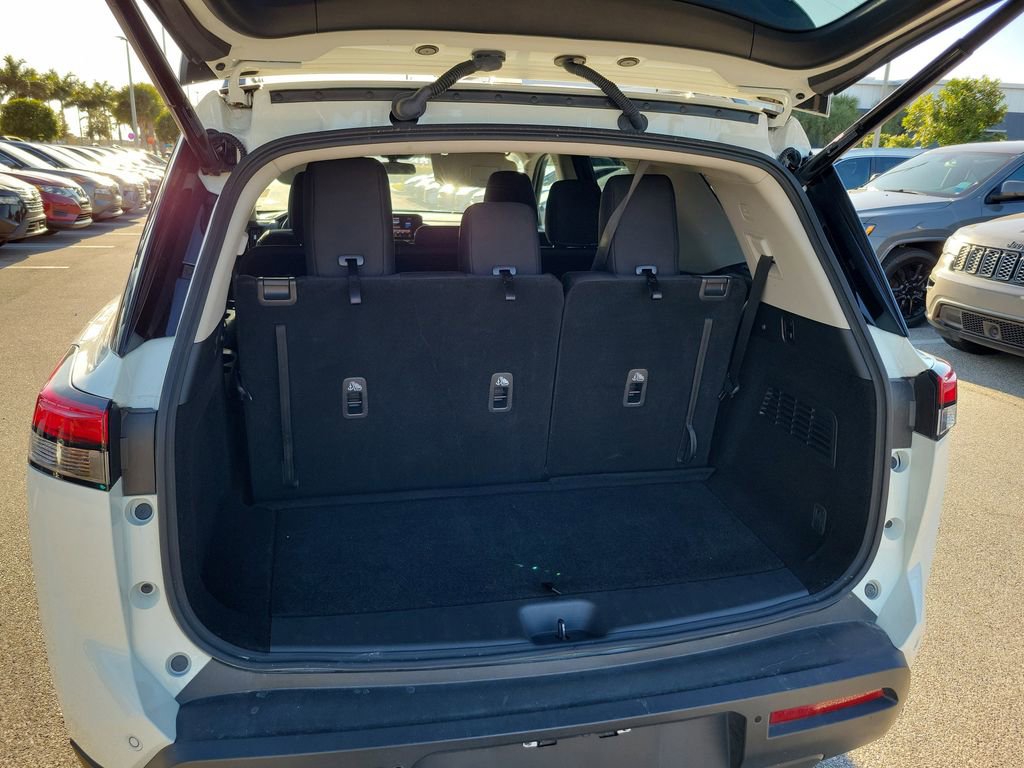 Used 2025 Nissan Pathfinder SV image 13