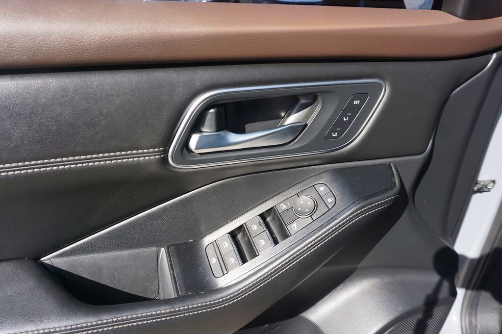 Used 2023 Nissan Rogue Platinum w/ Platinum Premium Package image 4