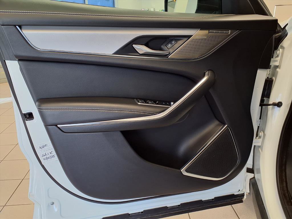 Used 2024 Jaguar F-PACE R-Dynamic S image 22