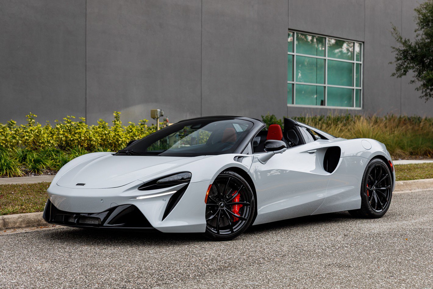 Used 2025 McLaren Artura Spider image 18
