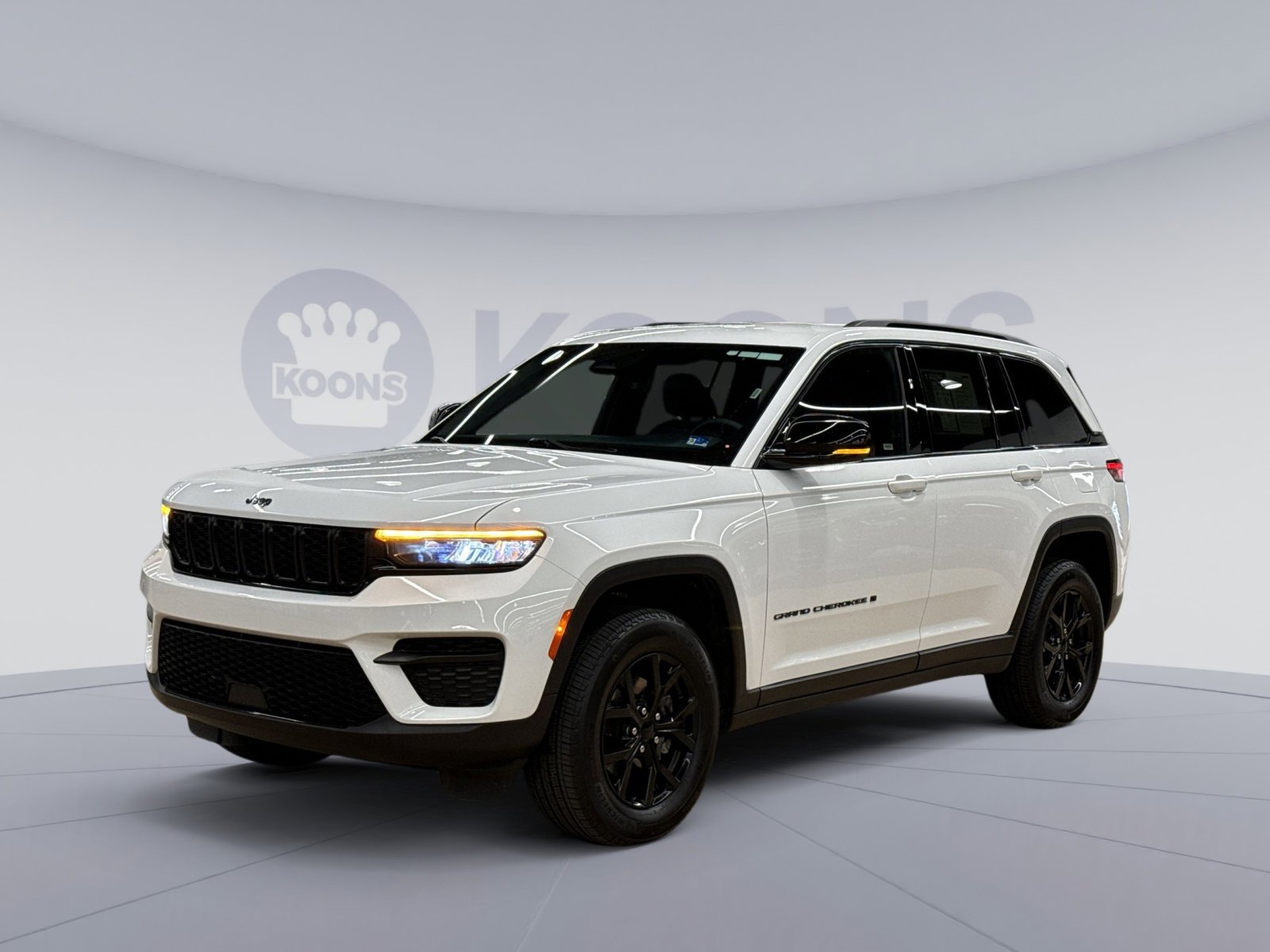 Used 2025 Jeep Grand Cherokee Altitude AWD/4WD image 5