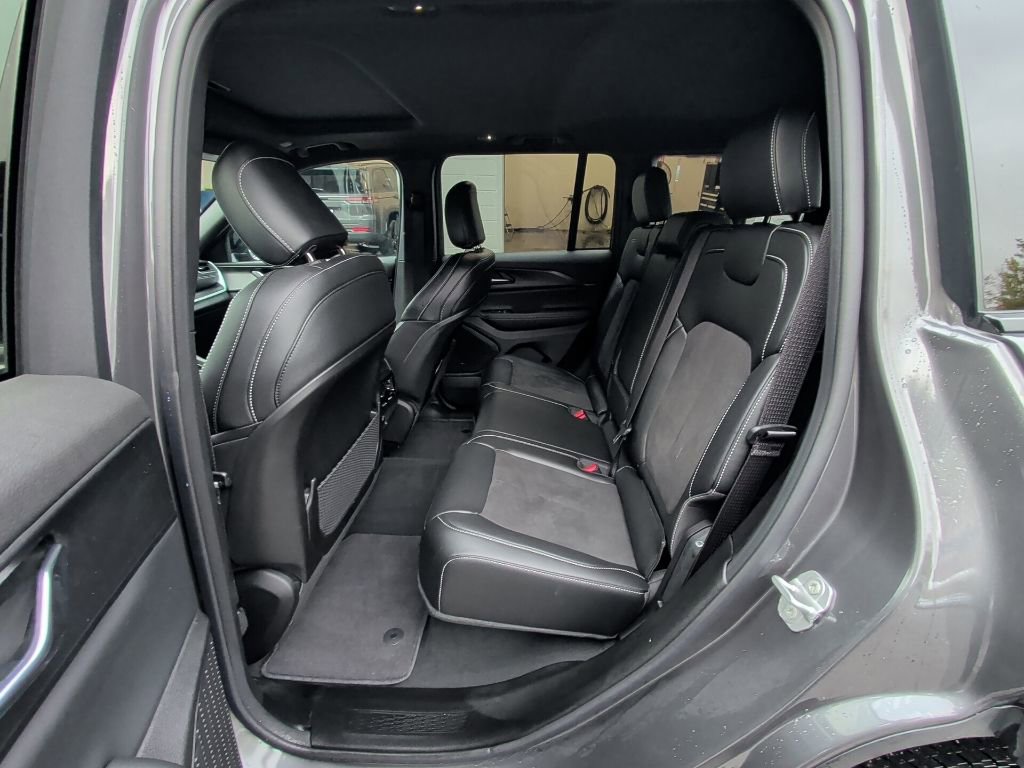 Used 2025 Jeep Grand Cherokee Altitude image 13