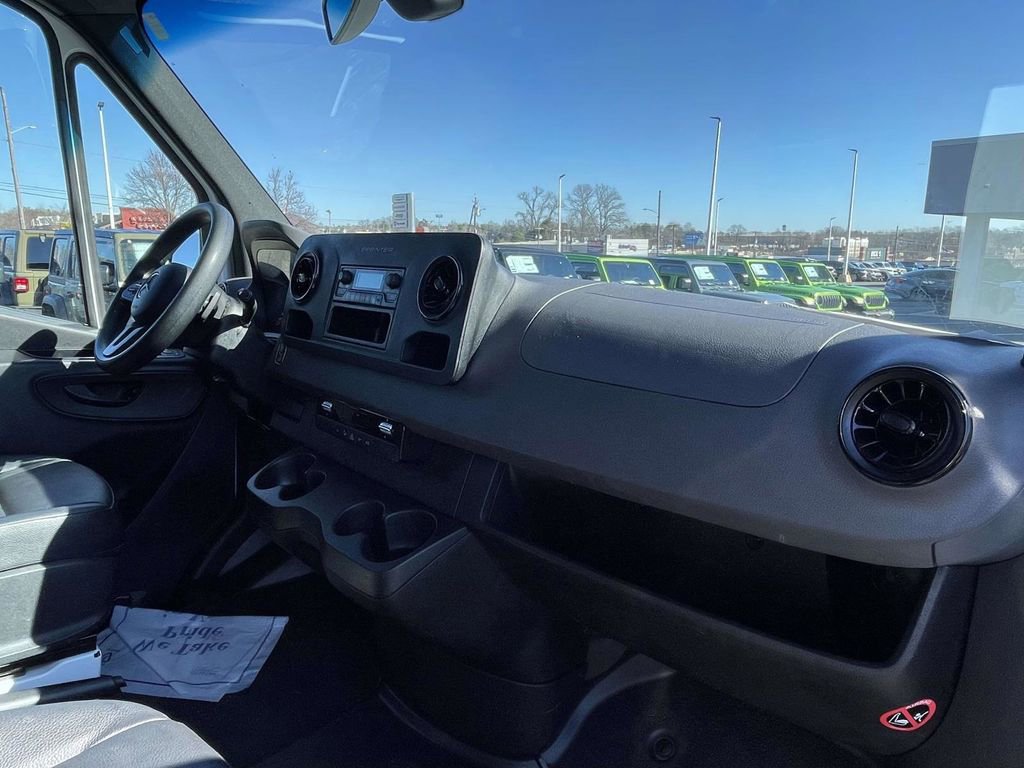 Used 2022 Mercedes-Benz Sprinter 144 Cargo image 14