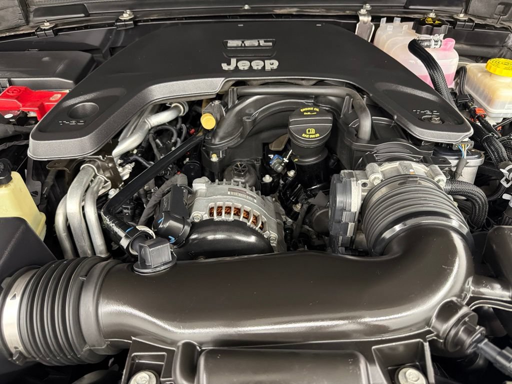 Used 2019 Jeep Wrangler Unlimited Sahara AWD/4WD image 36