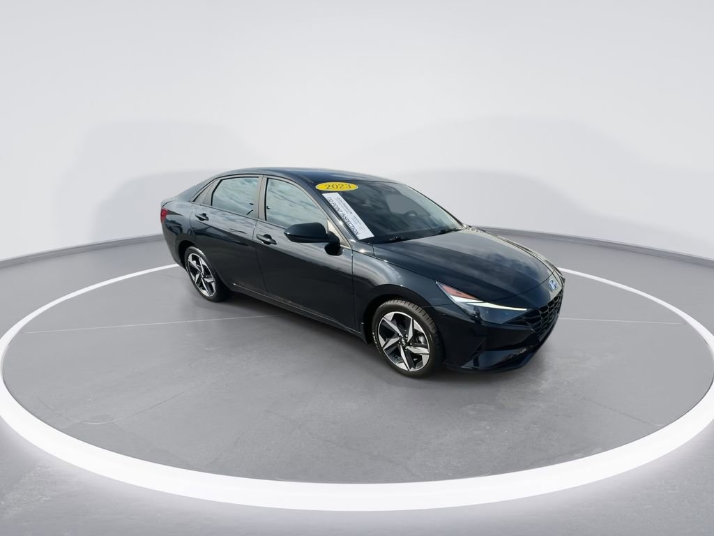 Used 2023 Hyundai Elantra SEL w/ Convenience Package image 2