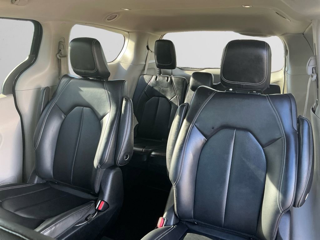 Used 2024 Chrysler Pacifica Select image 13