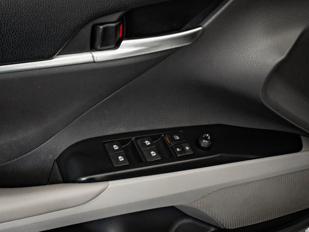 Used 2018 Toyota Camry SE image 25