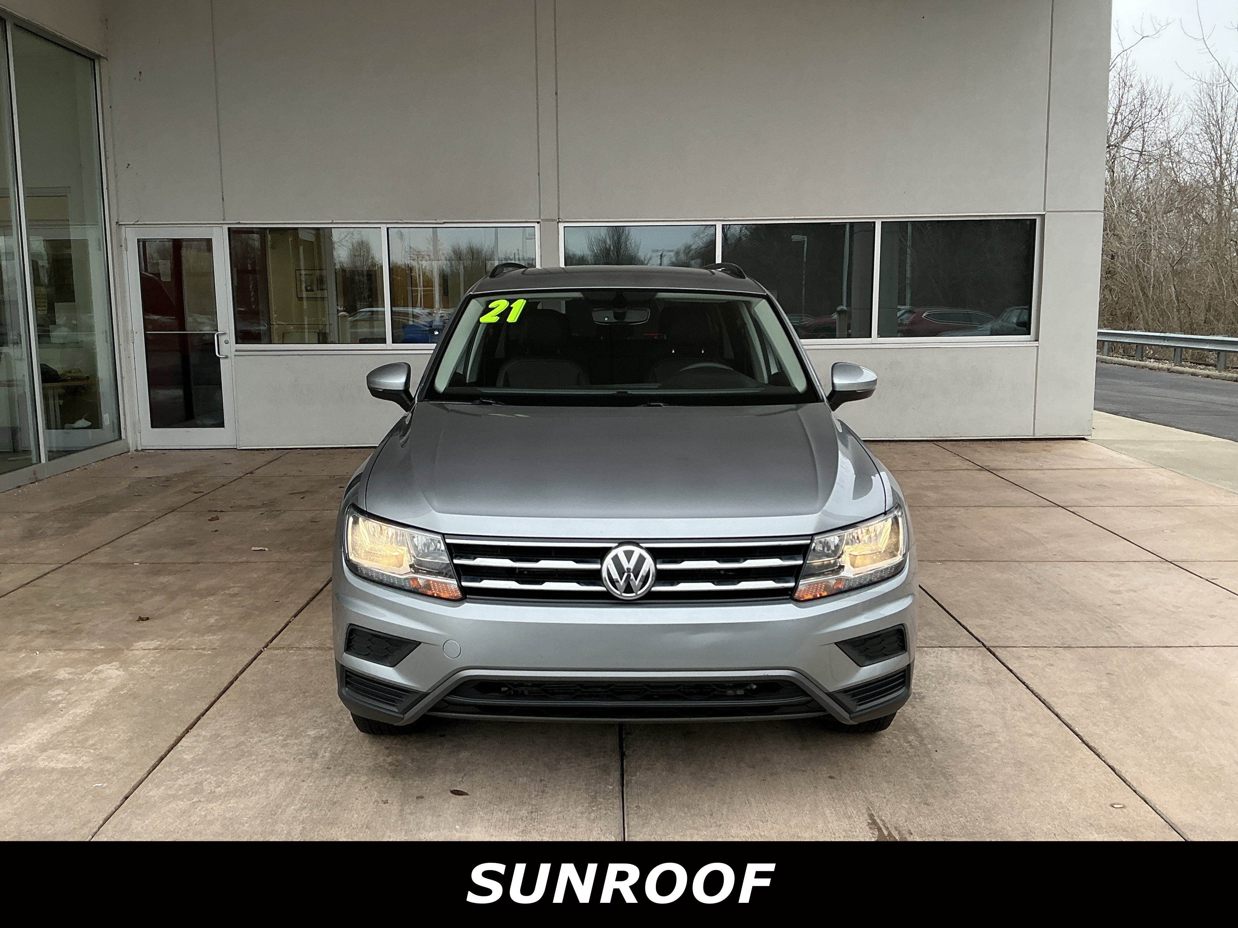 Used 2021 Volkswagen Tiguan SE w/ Panoramic Sunroof Package image 2