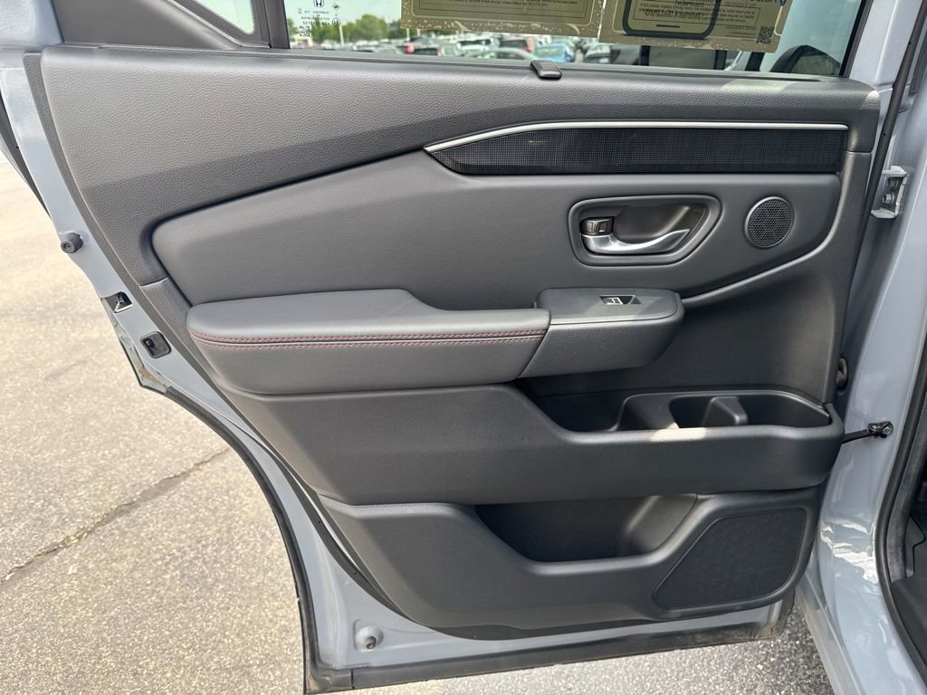 Certified 2025 Honda Pilot Black Edition image 36