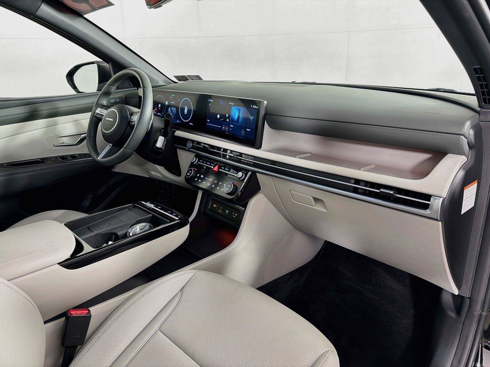 Used 2025 Hyundai Tucson Limited AWD/4WD image 32