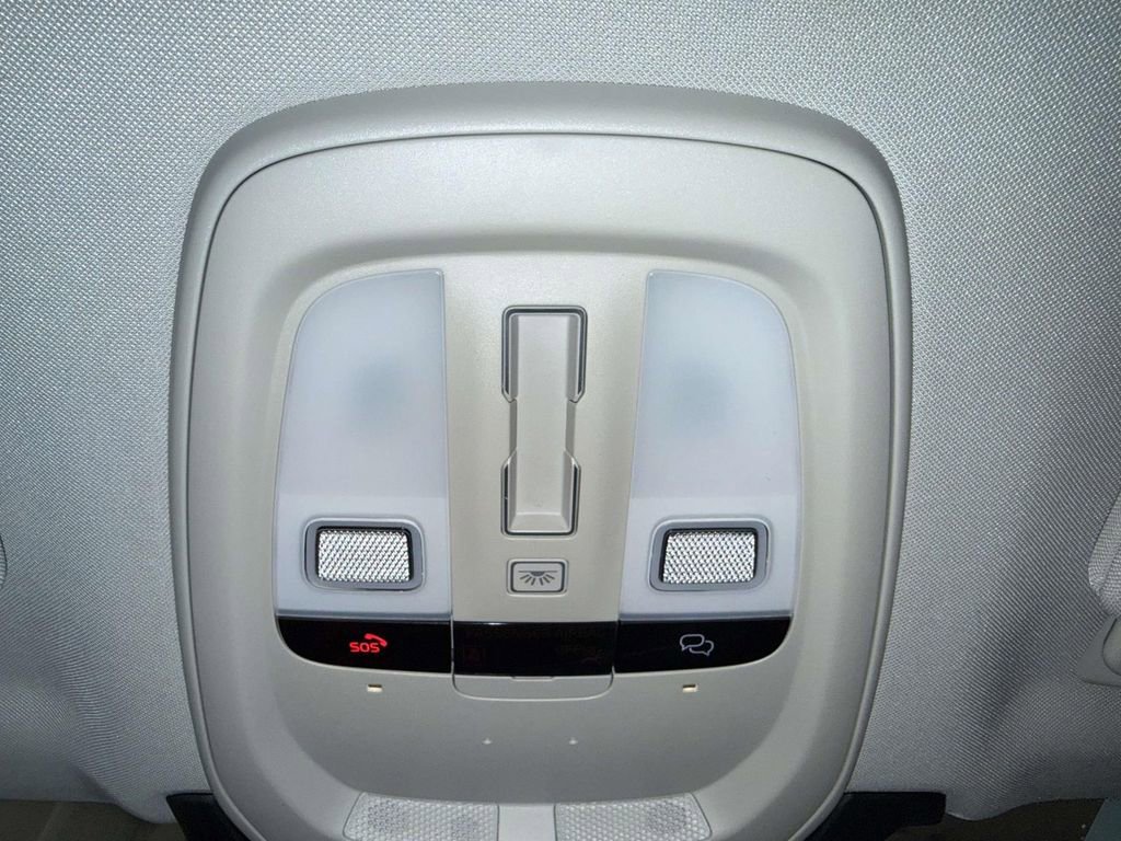 Used 2025 Volvo XC90 B6 Plus image 27