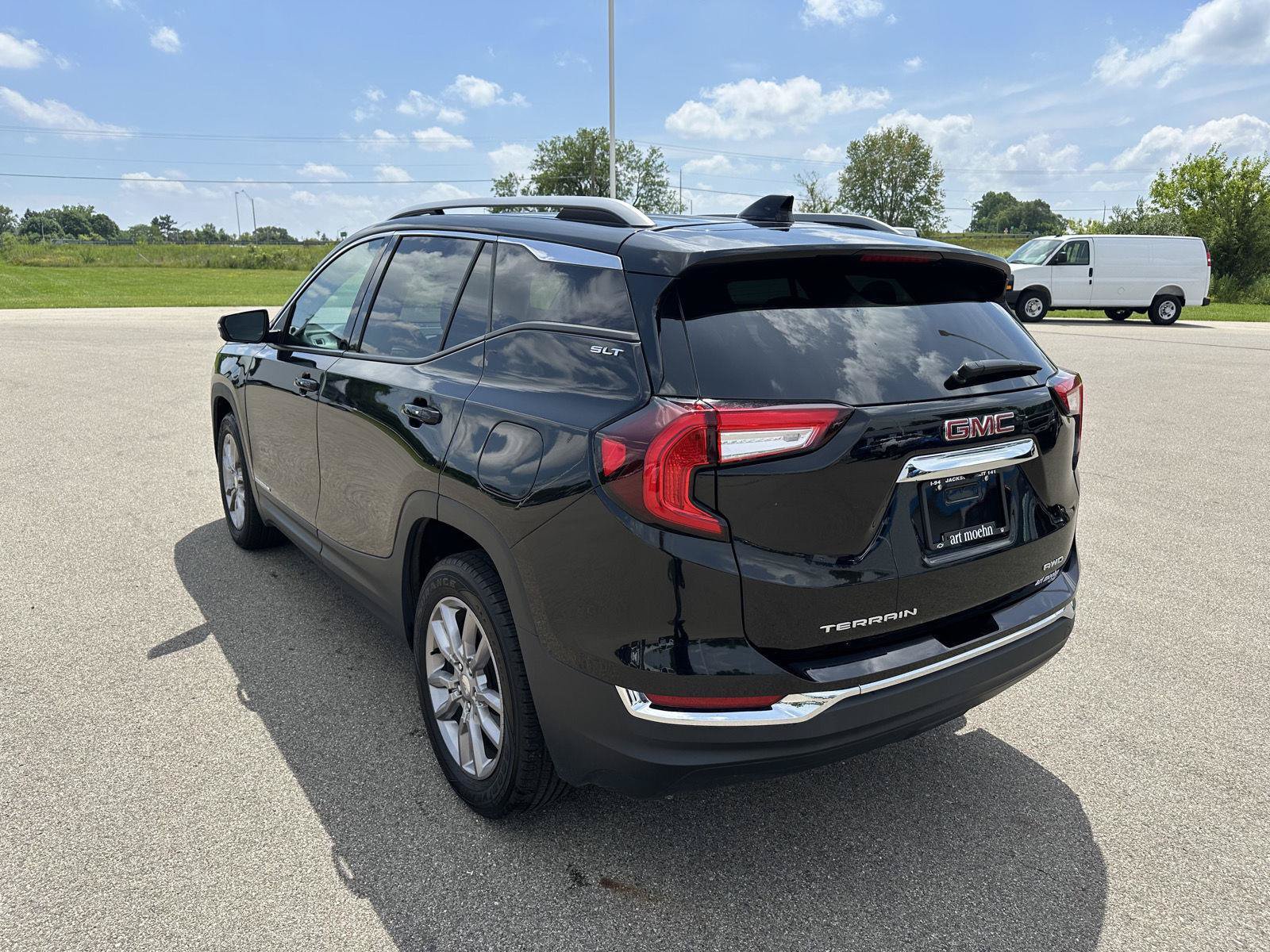 Used 2024 GMC Terrain SLT AWD/4WD image 6