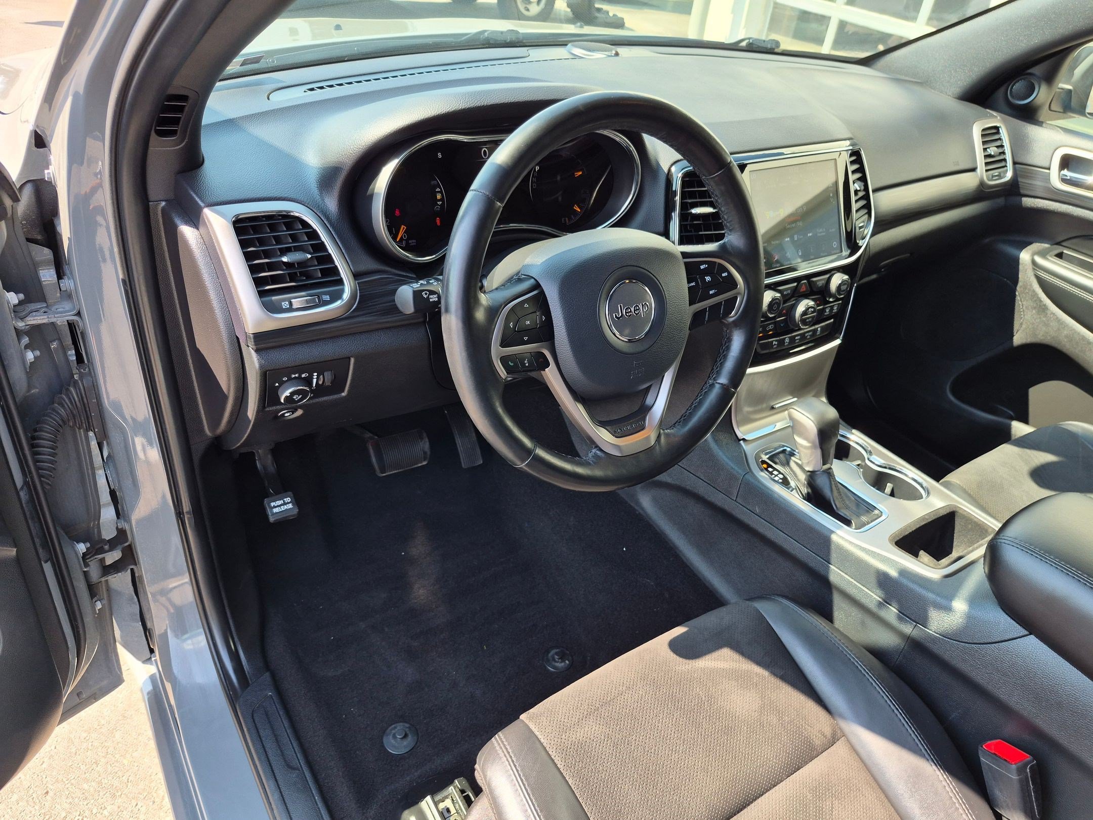 Used 2020 Jeep Grand Cherokee Altitude AWD/4WD image 17