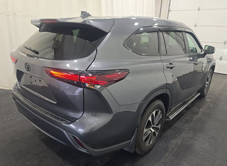 Used 2024 Toyota Highlander XLE AWD/4WD image 3