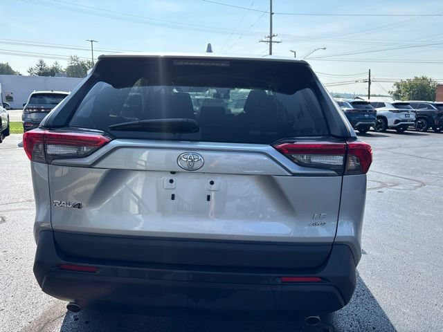 Used 2022 Toyota RAV4 LE AWD/4WD image 4