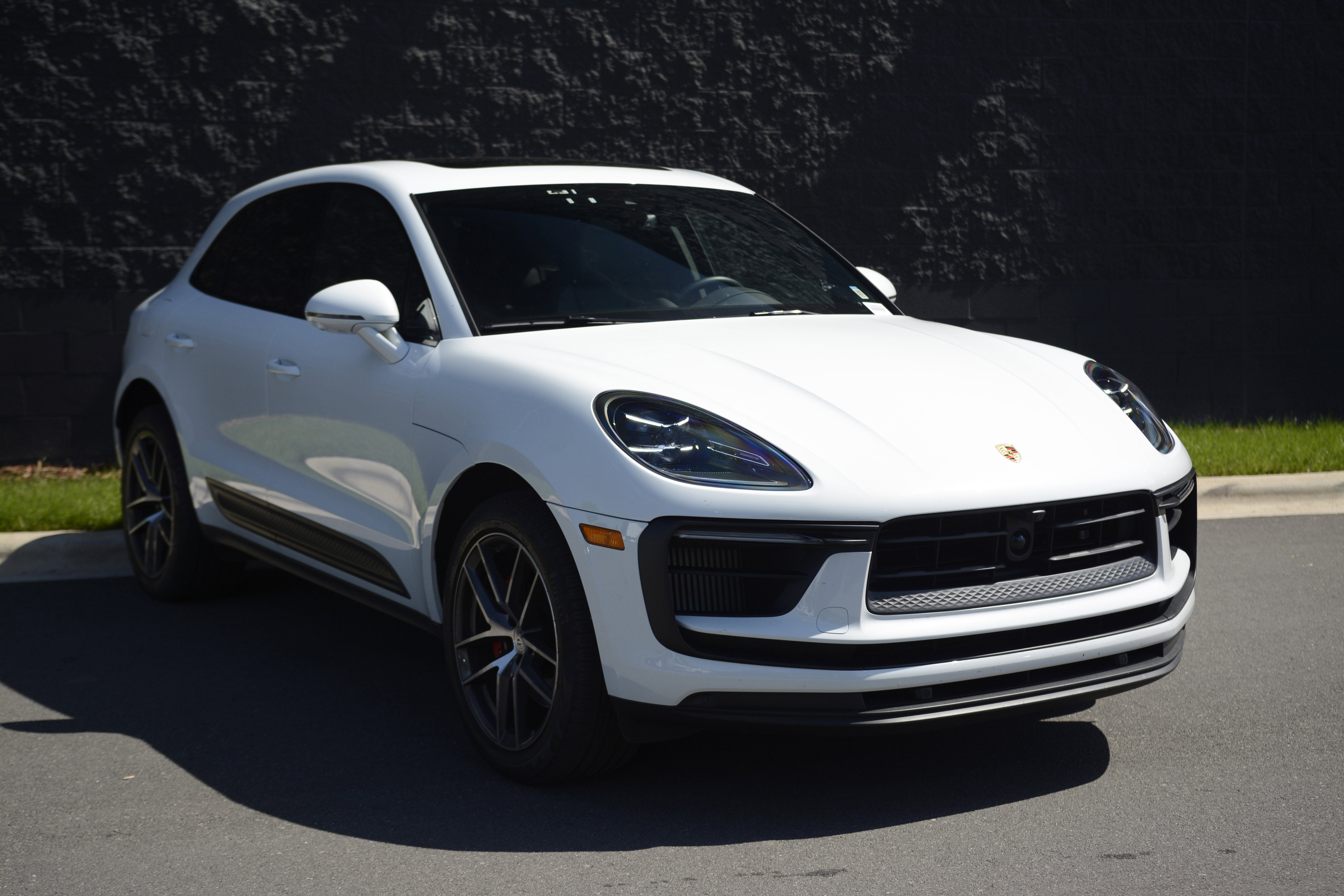 Certified 2022 Porsche Macan S AWD/4WD image 9
