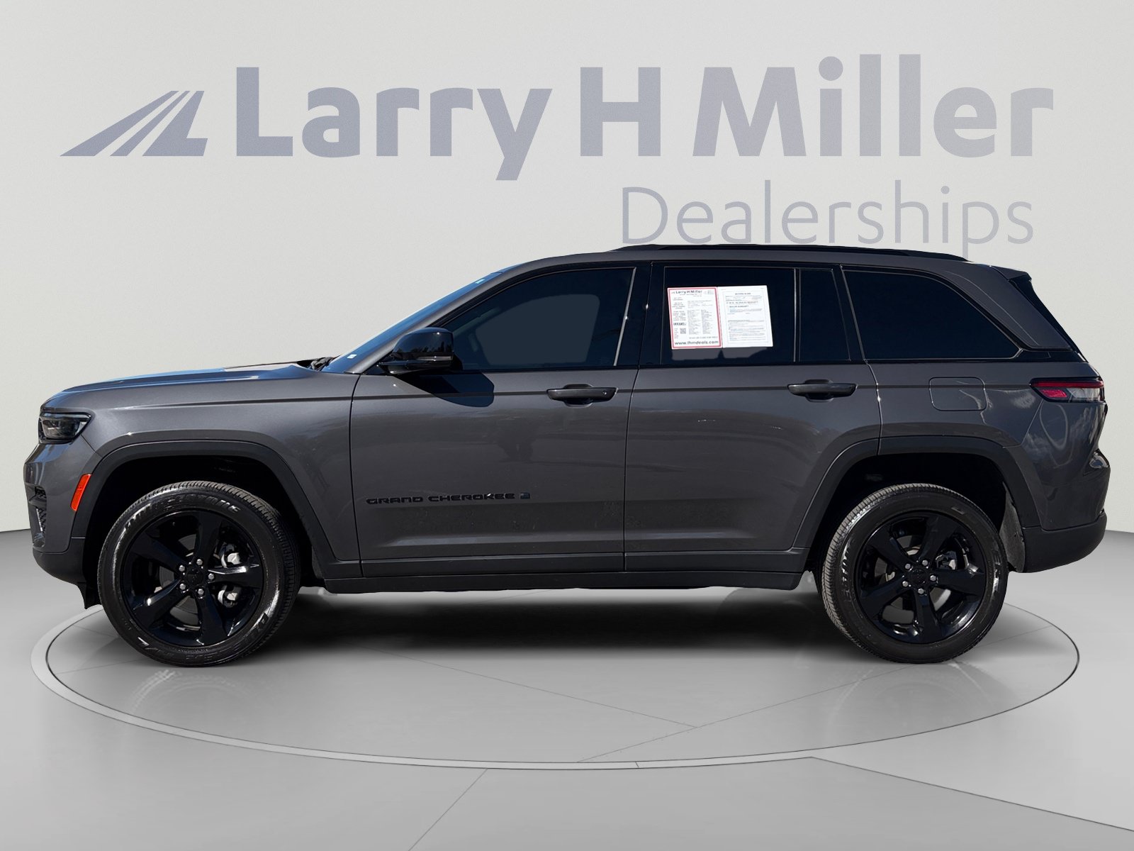 Used 2025 Jeep Grand Cherokee Altitude AWD/4WD image 2