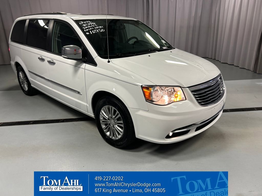 Used 2016 Chrysler Town & Country Touring-L FWD image 1