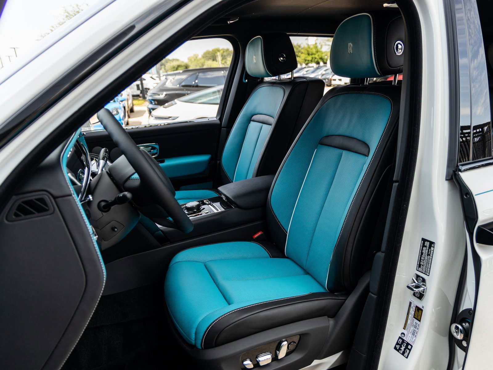 New 2026 Rolls-Royce Cullinan Black Badge image 31