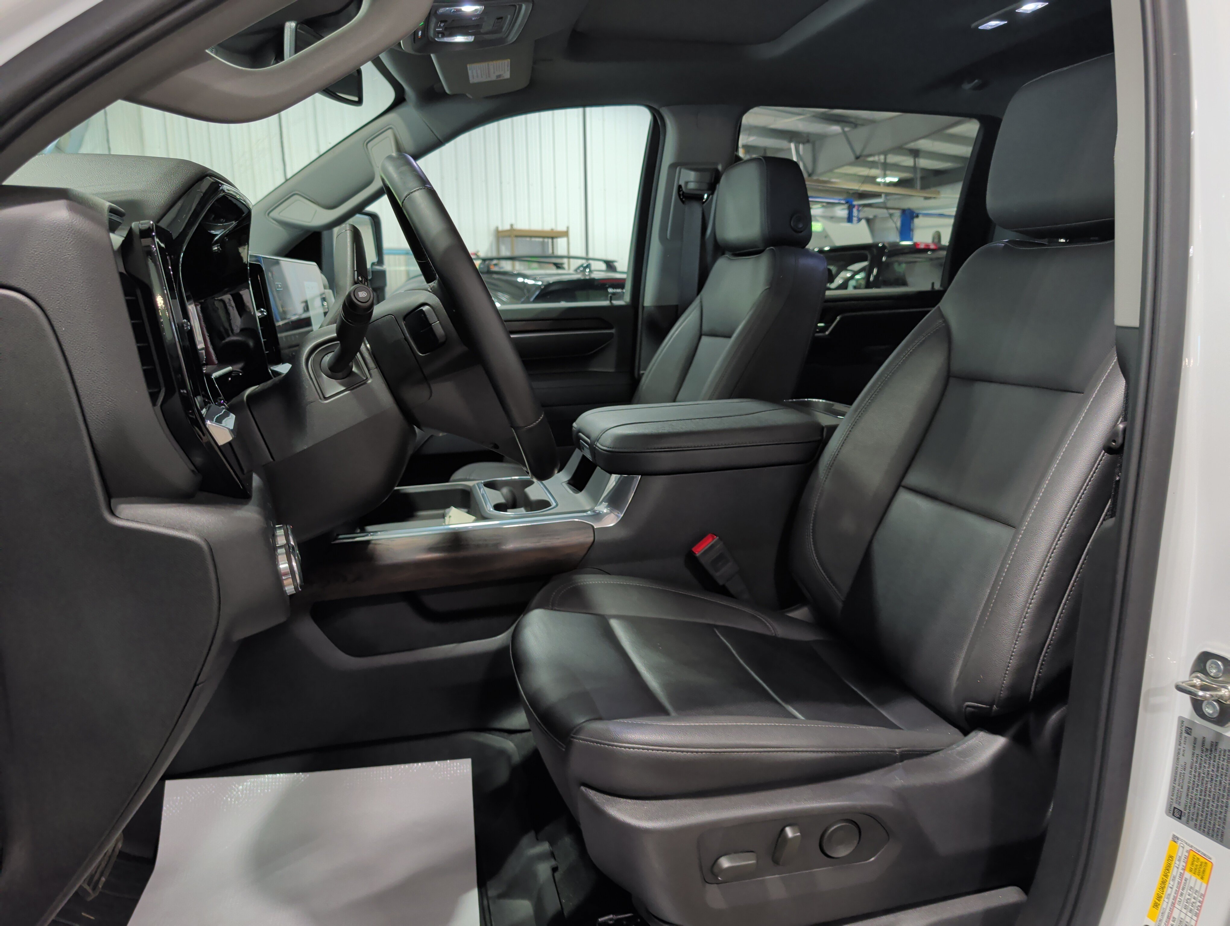 Used 2025 GMC Sierra 3500 SLT w/ SLT Premium Package AWD/4WD image 8