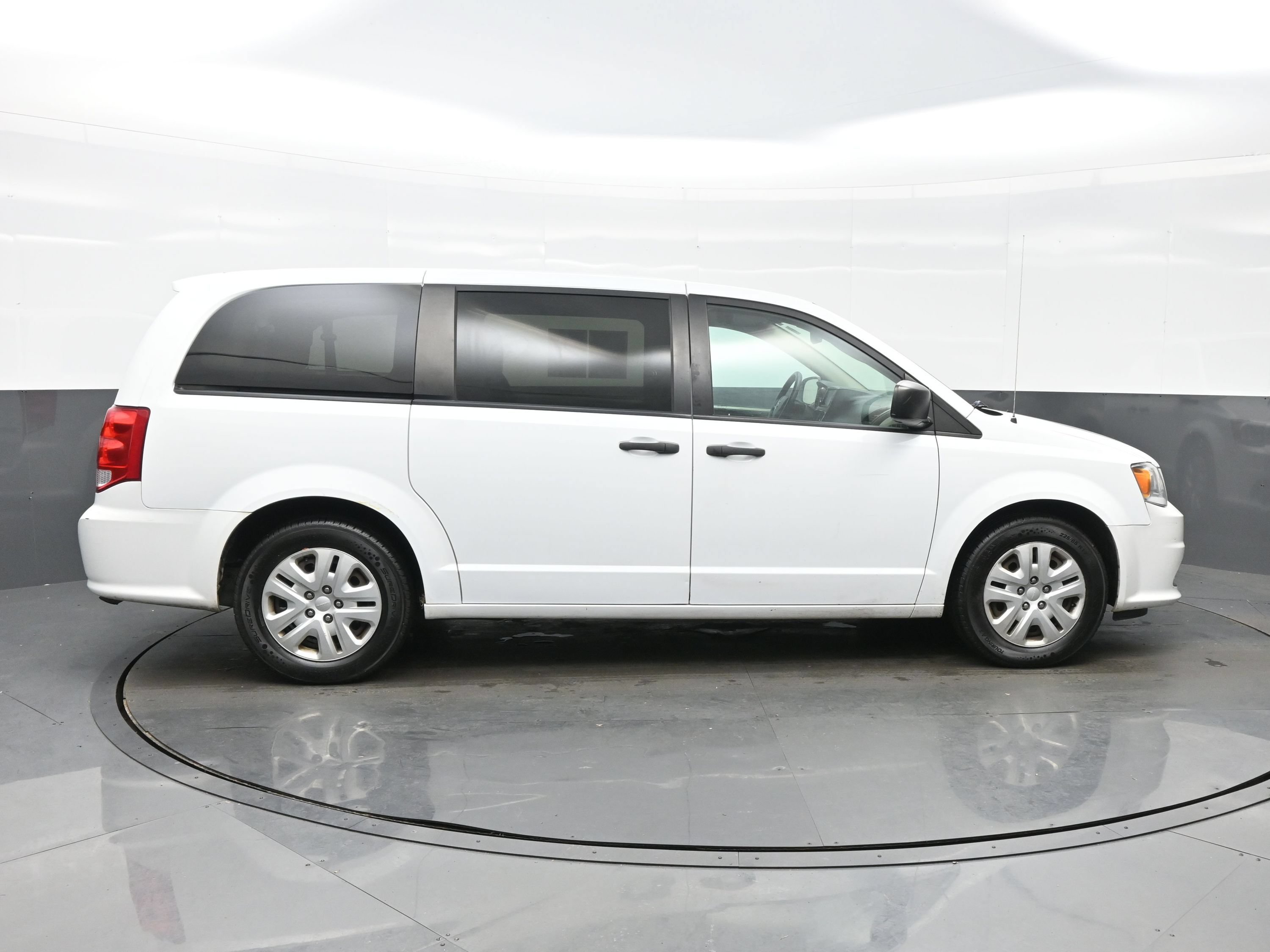 Used 2019 Dodge Grand Caravan SE w/ UConnect Hands-Free Group FWD image 5