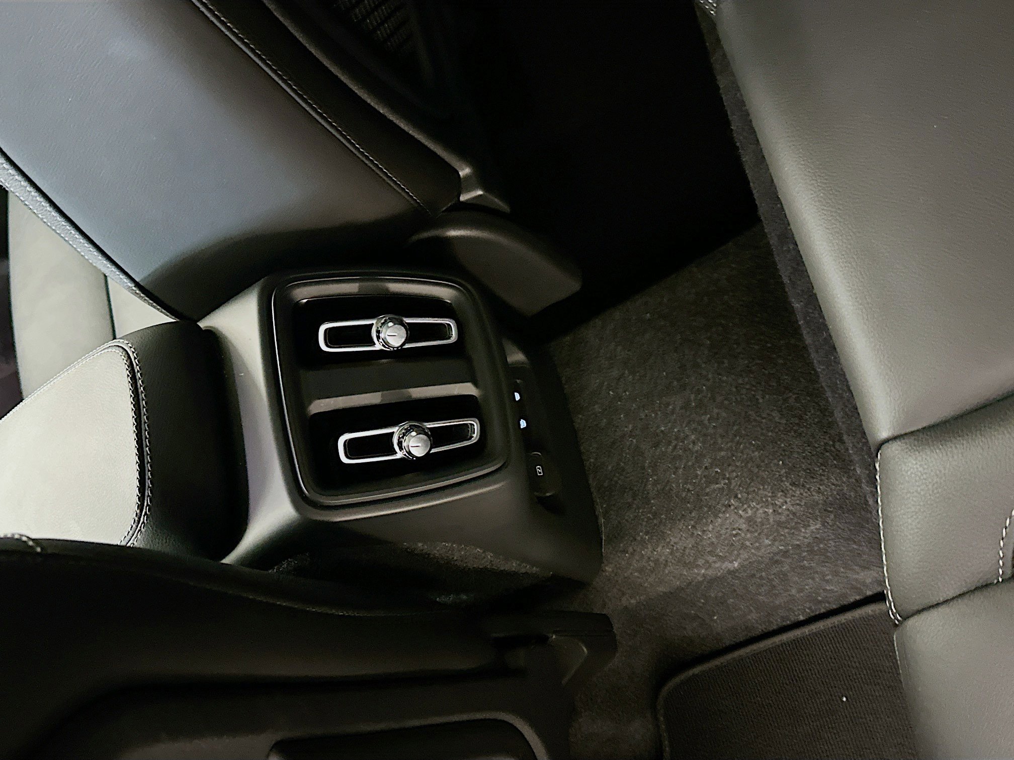 Used 2025 Volvo XC40 B5 Core image 27