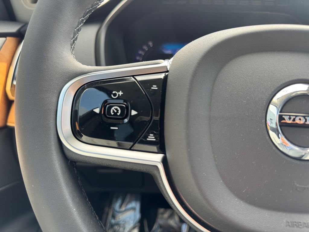 Certified 2023 Volvo XC90 B6 Plus AWD/4WD image 15