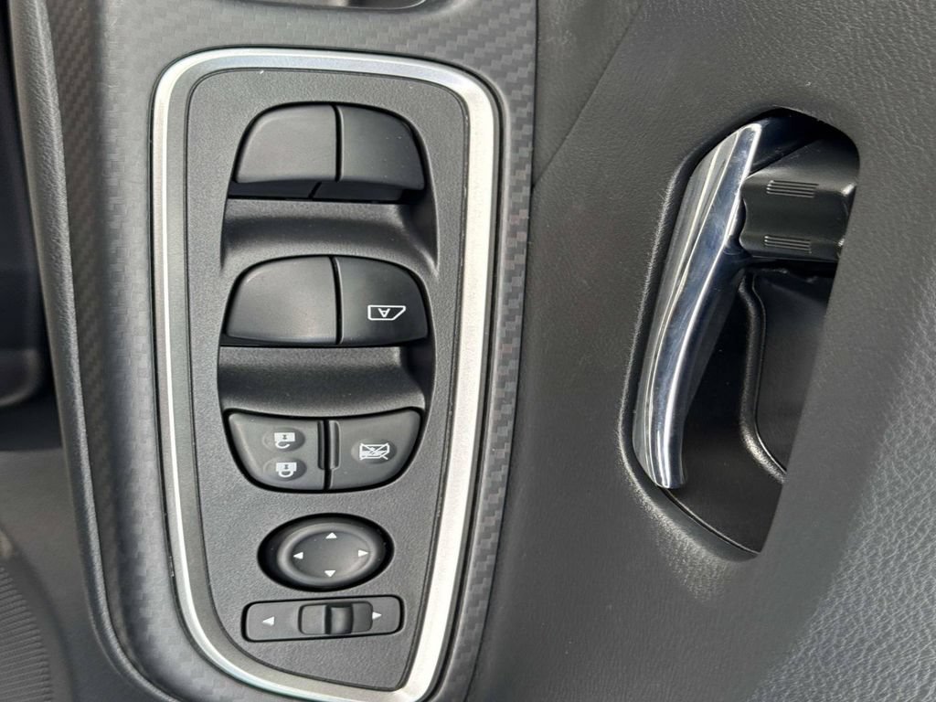 New 2025 Nissan Versa SR w/ Trunk Package FWD image 16