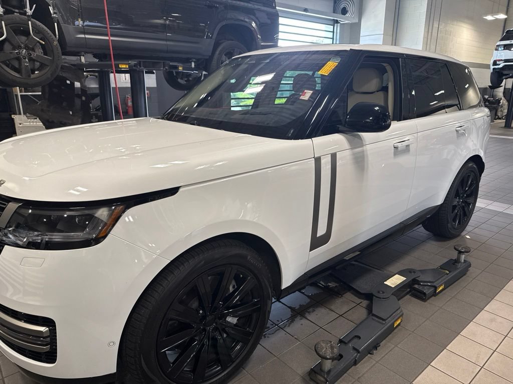Used 2023 Land Rover Range Rover SE AWD/4WD image 2