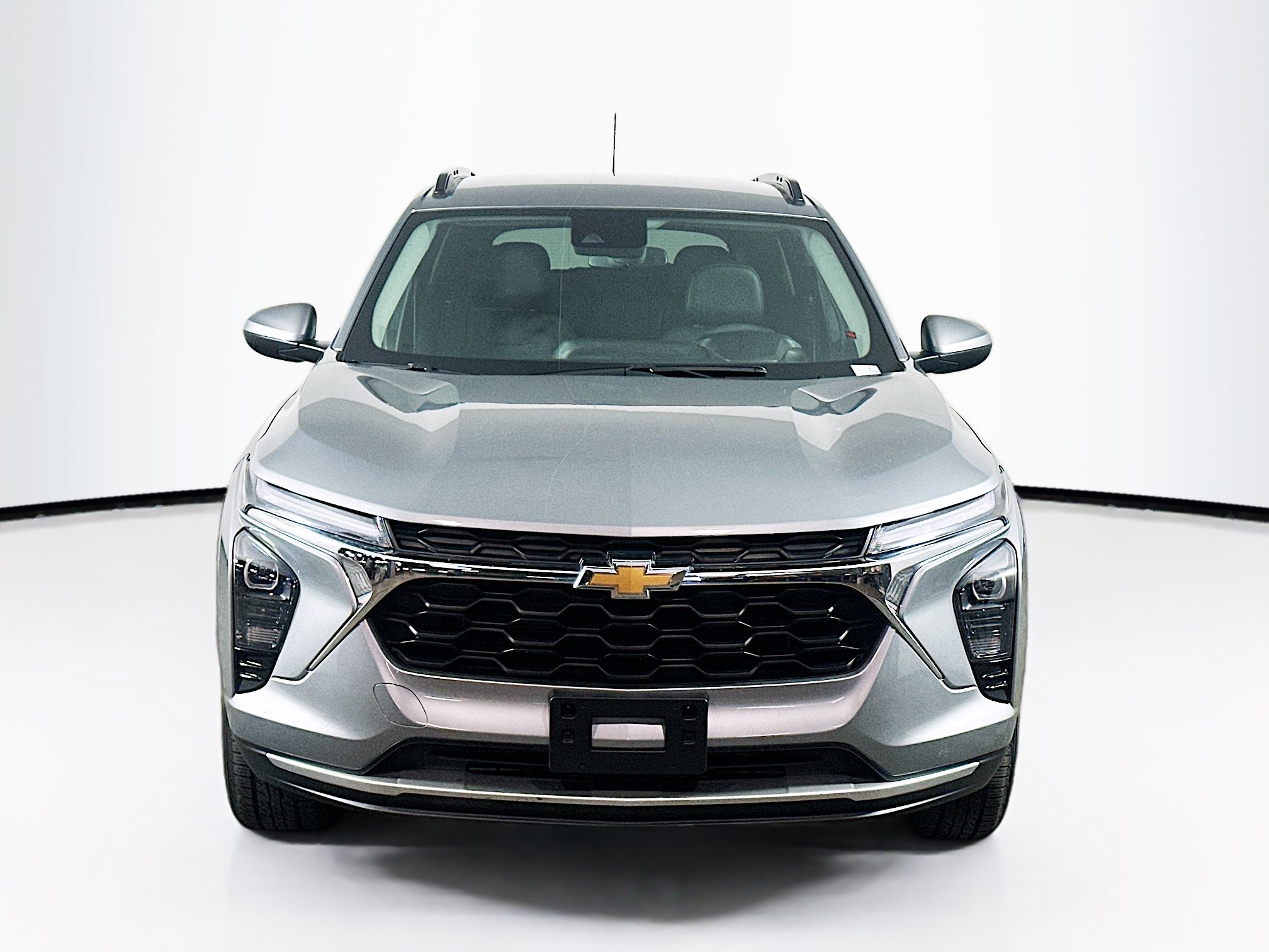 Used 2025 Chevrolet Trax LT FWD image 2